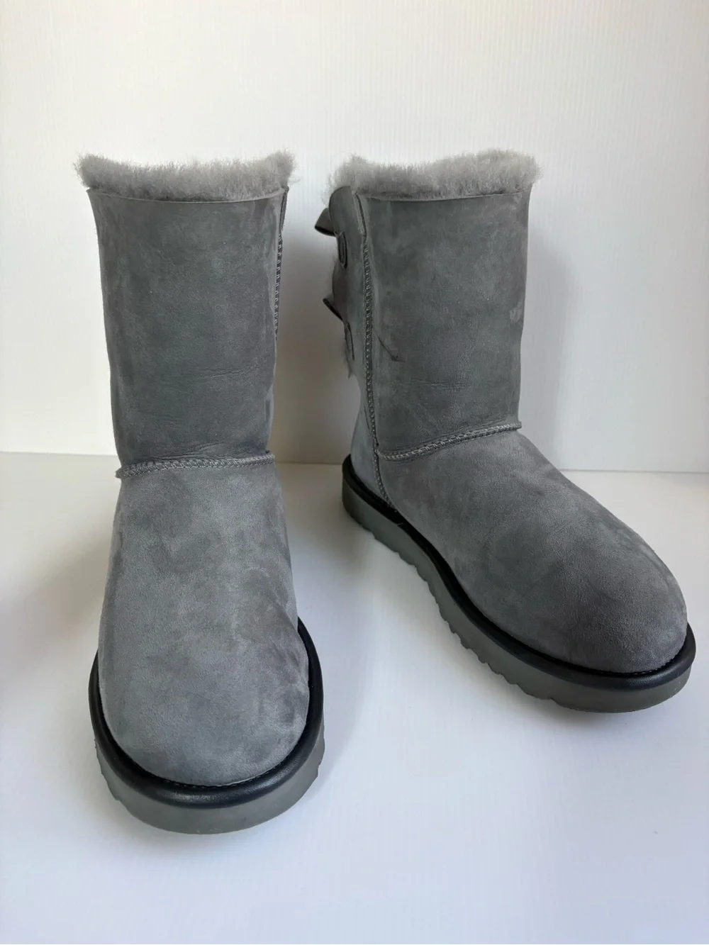 UGG Bailey Bow II Women's Boot  Gray Color Size 9 EUC
